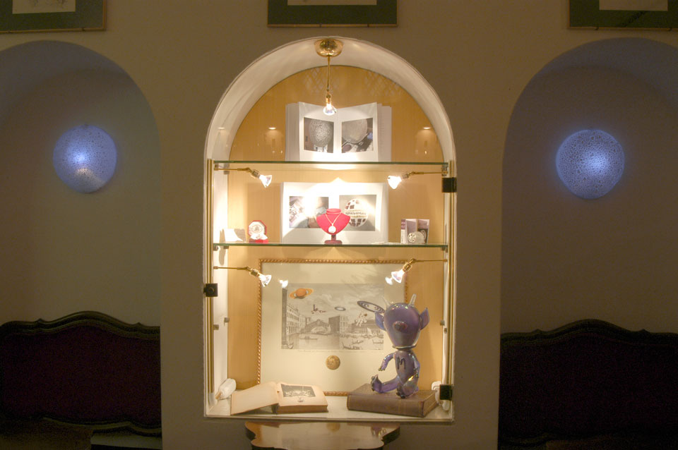 Murrina, art prints, Moonik flanked by two Moon Light glass sculptures in Cafe Florian